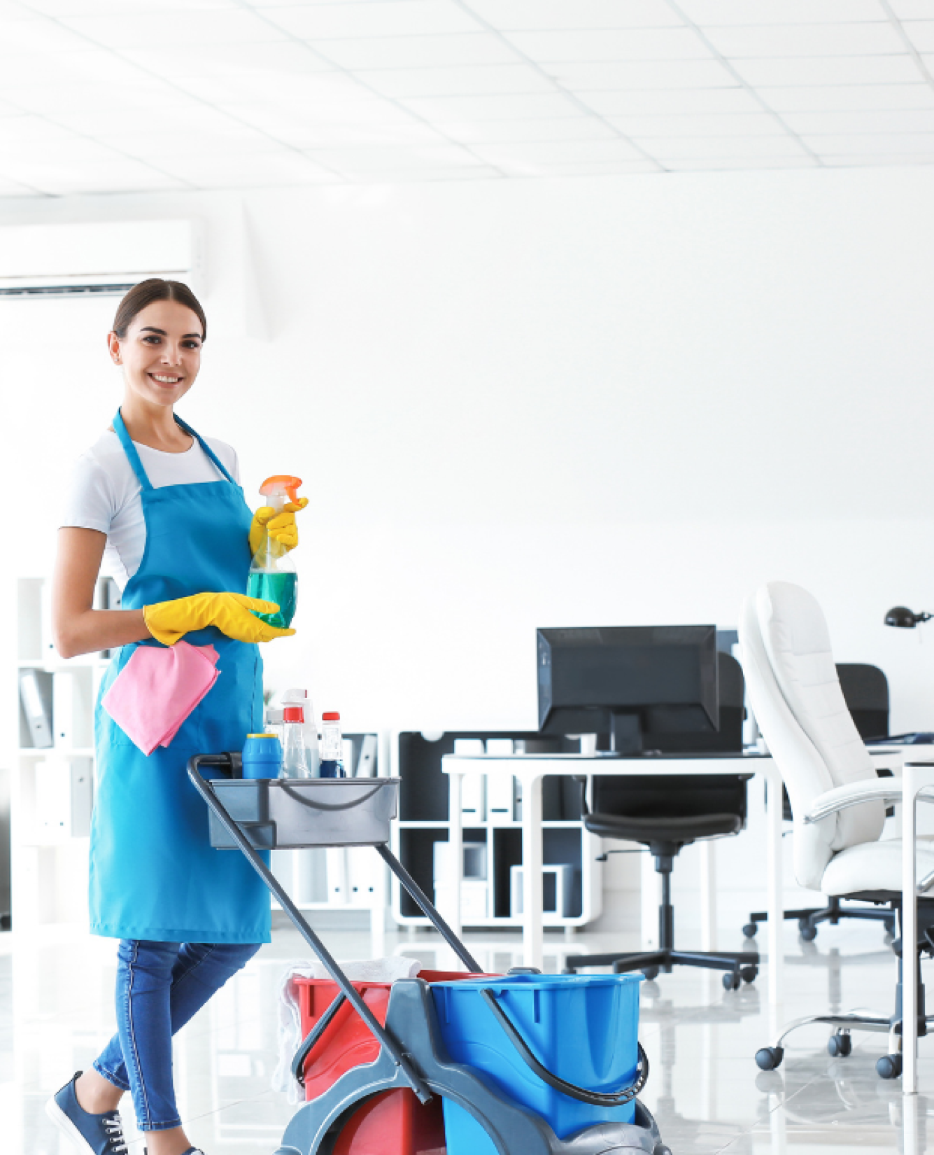 Kantoor schoonmaken met professionele schoonmaakdienst Professionele schoonmakers reinigen een kantoorvloer met schoonmaakapparatuur en een waarschuwingsbord voor natte vloeren op de voorgrond.